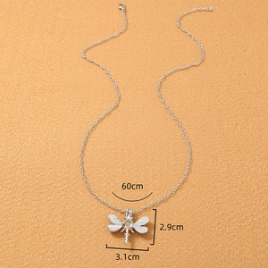 Dettagli collana con ciondolo libellula luminosa misure 2.9x3.1cm e catena 60cm