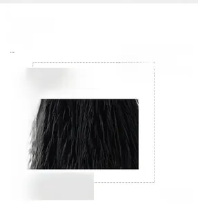 Détail rapproché de la texture luxueuse en fausse fourrure noire du manteau d'hiver