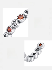Détail d'une bague étoile en argent S925 avec zircons orange et poinçon gravé précis