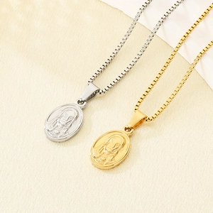Détail des pendentifs portrait ovales en or et argent sur chaînes à mailles carrées