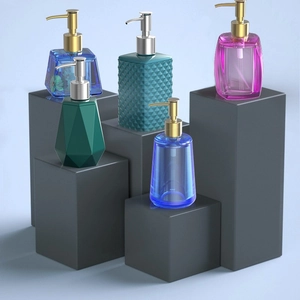 Distributeurs de savon nordiques en résine avec motifs géométriques et pompe dorée