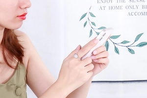 Vista lifestyle di un anello traforato argento con design a pois su un dito femminile