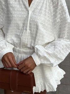 Robe courte blanche brodée avec motifs de cœur, manches raglan et ourlet à volants