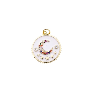Pendentif doré avec lune multicolore et étoiles sur fond en émail blanc pur