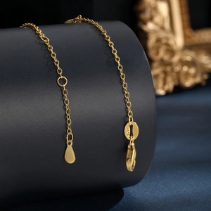 Macro shot of 925 silver gold-plated bracelet featuring lobster clasp and teardrop charm