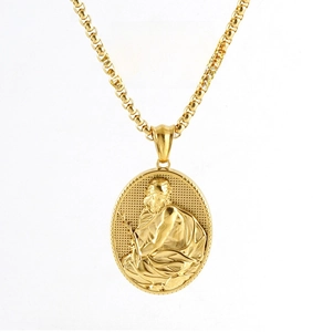 Vue détaillée du pendentif portrait en relief 3D sur une chaîne en acier inoxydable doré