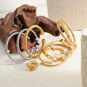 Ensemble bracelet jonc et bague torsadés en acier inoxydable plaqué or 18k et argent