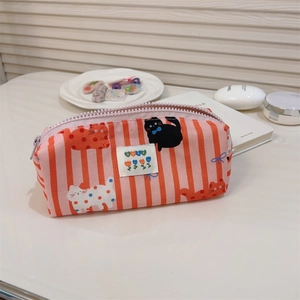 Détail de la trousse en toile à rayures roses avec motifs de chats et fermeture éclair