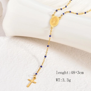 Collana totem religioso dorata con perline blu e ciondolo a croce con dettagli misure