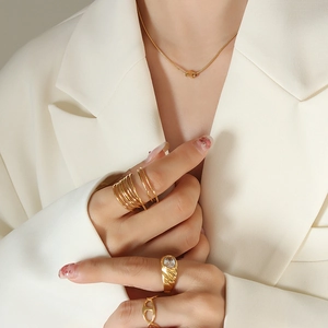 Set collana con ciondolo a tubo ritorto e anello placcati in oro 18k su modella