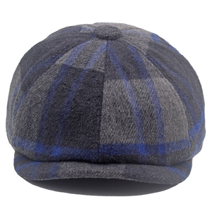 Gros plan de la casquette gavroche vintage à carreaux gris et bleus en laine chaude