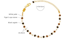 Détail des perles en jade blanc, oeil de tigre et agate noire avec fermoir doré élégant