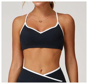 Detail eines V-Ausschnitt Sport-BHs mit weißer Paspelierung und Cross-Taille Yoga-Leggings