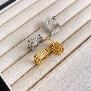 Geometrische Quadrat-Ohrstecker mit drei Schichten in poliertem Gold und Silber