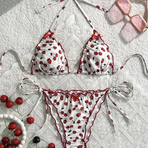 Weißes Bikini-Set mit Kirschdruck, rotem Rand, Schleifen und Rüschen auf Plüsch