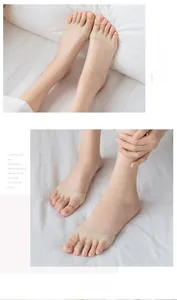 Detail von hautfarbenen Zehensocken für Damen, rutschfest und ideal für High Heels
