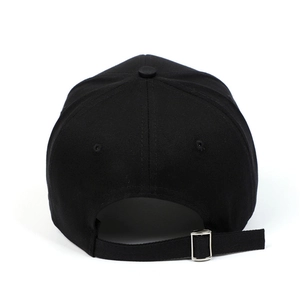 Vue arrière d'une casquette de baseball noire avec boucle de réglage en métal argenté