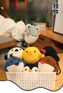 Vue macro de porte-clés animaux en peluche anti-stress dans un panier blanc