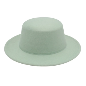 Détail du chapeau canotier vert menthe en feutre de laine avec bord large et plat