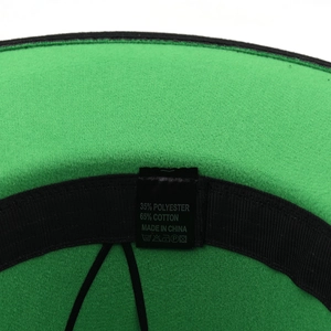 Detailansicht der Hutinnenseite mit Materialetikett aus 65% Baumwolle und 35% Polyester