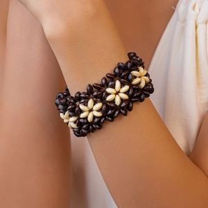 Détail d'un bracelet tissé multicouche fait main avec des motifs floraux élégants