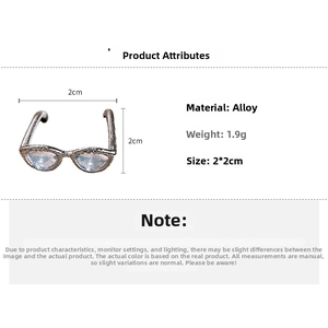 Detail view of silver alloy eyewear ring with dimensions 2x2cm and weight 1.9g