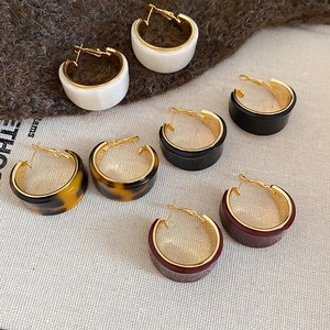 Détail des boucles d'oreilles en résine plaquée or 18 carats de style rétro en quatre couleurs