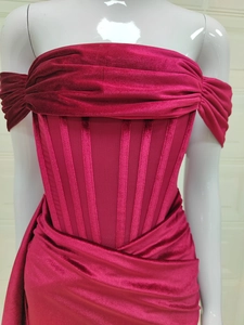Détail de la robe de soirée en velours rose avec taille corsetée et plis drapés