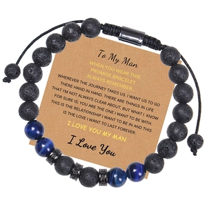 Nahaufnahme des 8mm Armbands aus Tigerauge und Lavastein auf einer Grußkarte für Männer