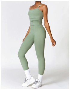 Détail macro de l'ensemble de yoga vert herbe avec haut court et legging taille haute