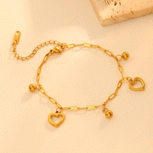 Fashionable 18k gold heart bracelet with paperclip chain and polished steel beads