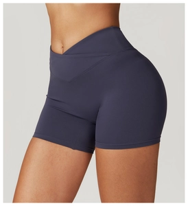 Détail du short de yoga taille haute avec ceinture croisée en V en tissu gris anthracite