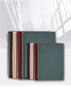 Primo piano di quaderni a spirale A5 Morandi opachi impilati in vari colori vintage