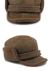 Détail de bonnet aviateur d'hiver marron avec texture suédée et doublure en polaire épaisse