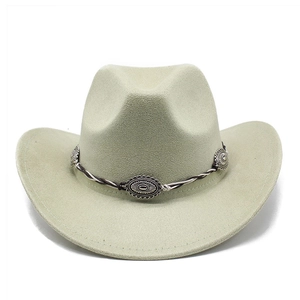 Détail d'un chapeau de cow-boy en suédine avec ruban tressé et ornements en argent