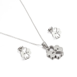 Silver hollow clover necklace and earrings set with heart patterns and mãe engraving