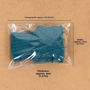 Dunkelgrüne Strick-Beinstulpen in Verpackung mit Größenangaben 21 cm mal 14 cm