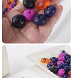 Nahaufnahme künstlicher PVC-Blaubeeren in verschiedenen Farben für Bastelarbeiten