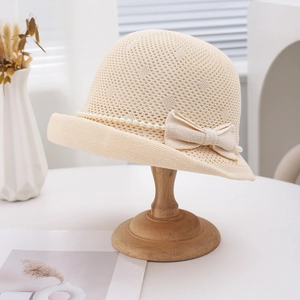 Chapeau de soleil en tricot beige élégant avec chaîne de perles et détail de nœud