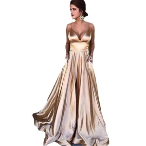 Gros plan d'une robe de soirée en satin champagne avec décolleté en V et taille haute