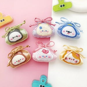 Détails de pochettes porte-bonheur brodées animaux mignons en satin avec nuds rubans