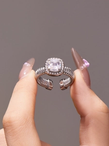 Vue détaillée d'une bague carrée en zircon avec anneau texturé et serti halo argenté