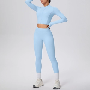 Détail d'ensemble de yoga bleu clair avec manches passe-pouce et legging taille haute