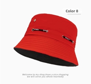 Dettaglio cappello a secchiello rosso con coulisse nera SPORT e tesa larga