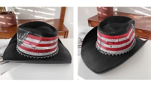 Détail du chapeau de cowboy noir avec rayures rouge-blanc motif aigle et chaîne métal