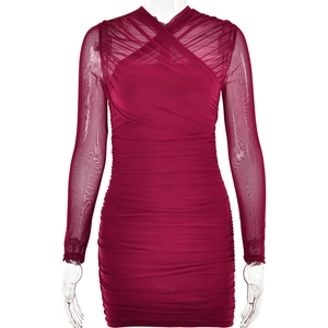 Robe rouge foncé à manches longues en maille avec col en V croisé et fronces