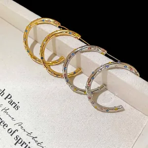 Boucles d'oreilles créoles en C avec cristaux colorés, finitions dorées et argentées