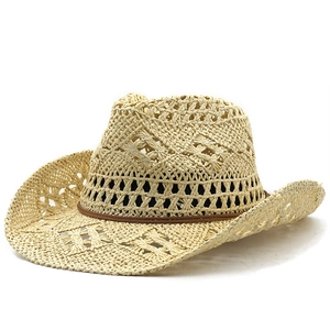 Détail d'un chapeau de paille tissé à la main avec bande en cuir marron style western