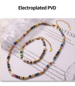 Dettaglio set gioielli boho con perline colorate e componenti in acciaio dorato PVD