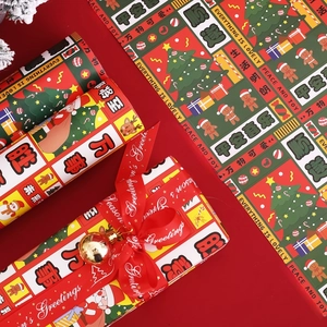 Weihnachts-Geschenkpapierrolle mit Cartoon-Motiven und festlicher roter Schleife